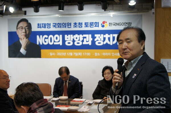 이용진 자유정의시민연합 대표가 한국정치의 위기, 불신에 대한 발언과 대책을 말하고 있다.