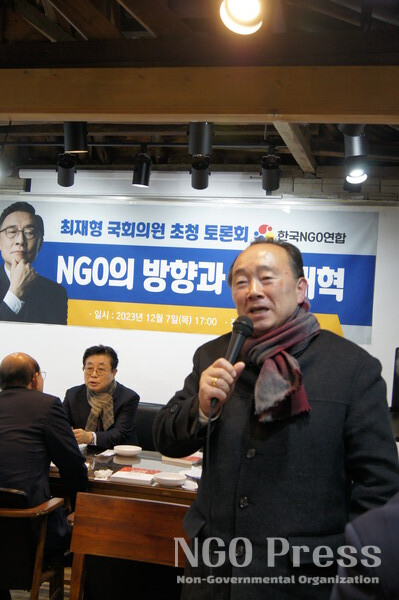노학우 실향민중앙회회장이 한국ngo연합의 발전과 정치적 혼란 시기의 시민사회 역할에 대해 의견을 말하고 있다.