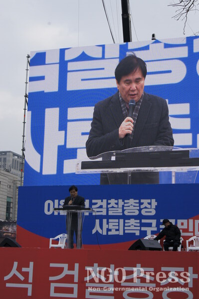 검찰총장의 헌법적 사명을 설명하고 있는 헌법학회 회장 김학성 교수